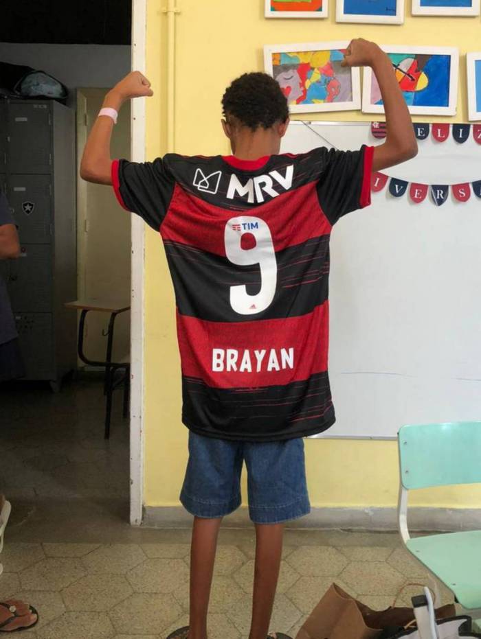 O garoto Bryan ganhou uma camisa do Flamengo