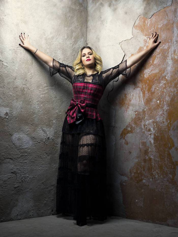 Mar&iacute;lia Mendon&ccedil;a divulga data de live