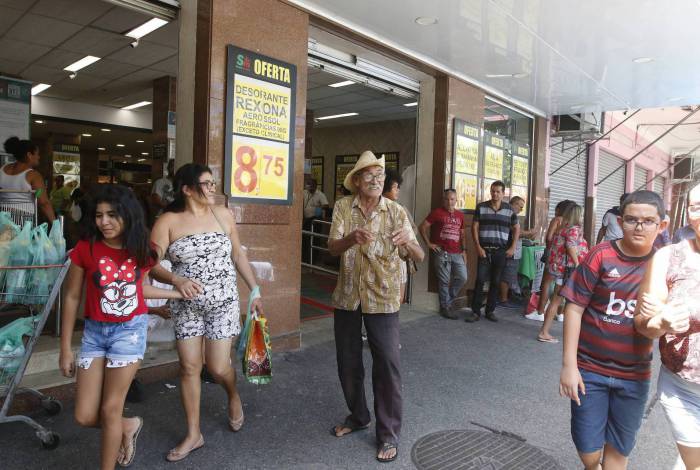 Comércio no Rio não respeita decreto e abre antes das 9h

