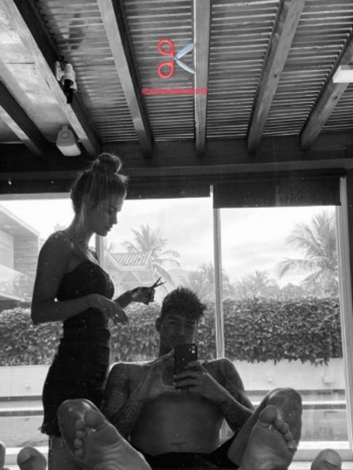 Gabriel Medina publica foto de Yasmin Brunet cortando seu cabelo