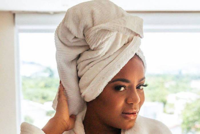 Carúcha aparece só de roupão e enlouquece fãs