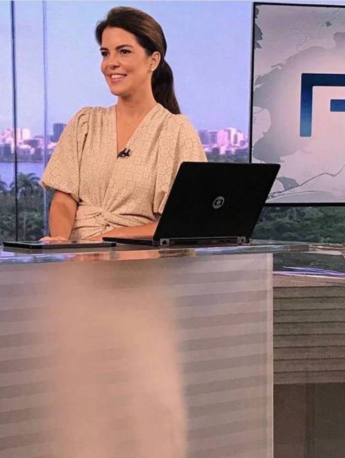 Mariana Gross está no comando do 'RJTV 1', da TV Globo, levando informações sobre o coronavírus