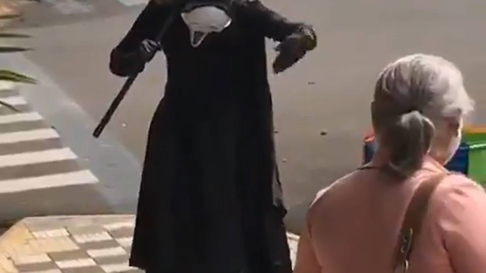 Vestido de Morte, homem manda idosa sair da rua