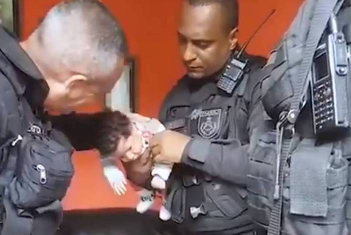 PMs salvam bebê engasgada em Três Rios