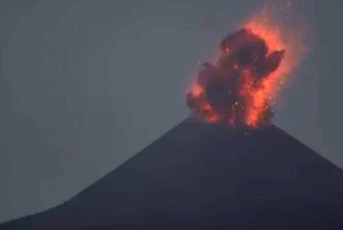 Vulcão Krakatoa, na Indonésia, entra em erupção após forte explosão; vídeo