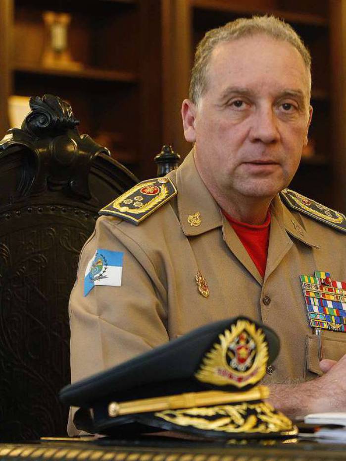 Cel. Robadey contraiu o vírus