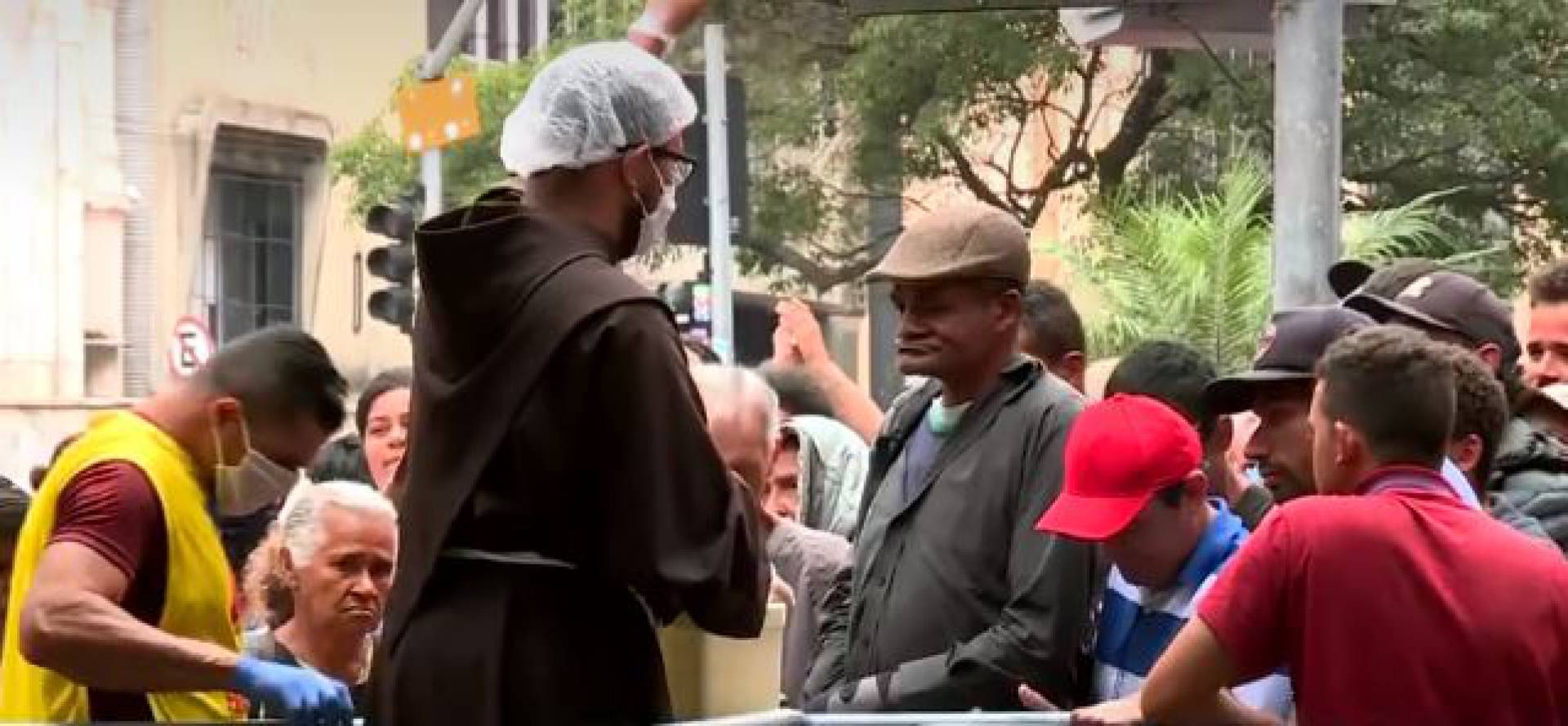 Moradores em situação de rua recebem comida em frente ao Convento São Francisco, em São Paulo
