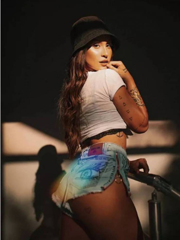 Boca Rosa mostra tatuagem no bumbum