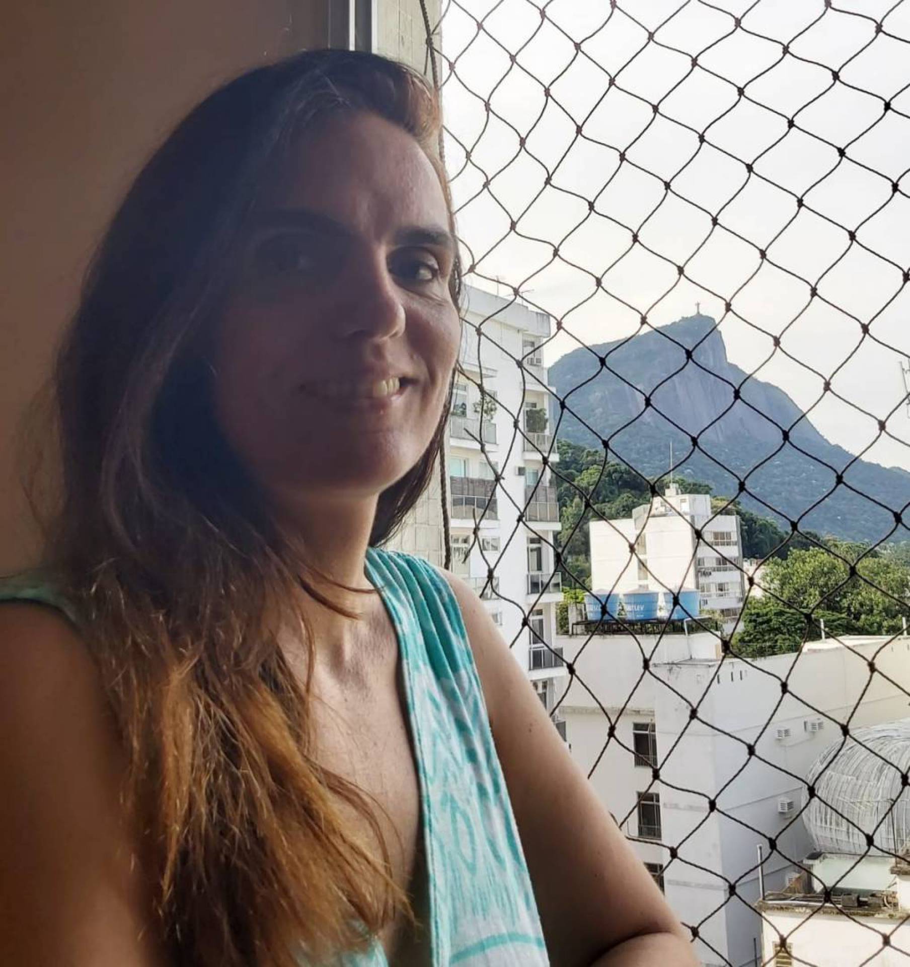 A cantora l&iacute;rica Juliana Sucupira canta todos os dias, &agrave;s 18h, na janela de seu apartamento na G&aacute;vea, durante a quarentena por conta da Covid-19