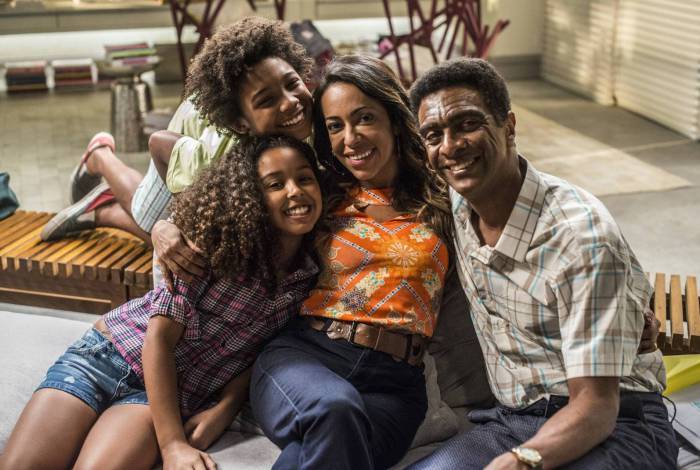 Dorinha (Samantha Schmütz) e Zé Pedro (Hélio de La Peña) com os filhos João (Leonardo Lima Carvalho) e Maria (Juliana Louise)
