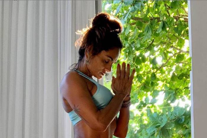 Beth Pedote dá aulas de ioga em seu Instagram: 'Exercício traz bem-estar físico e mental'
