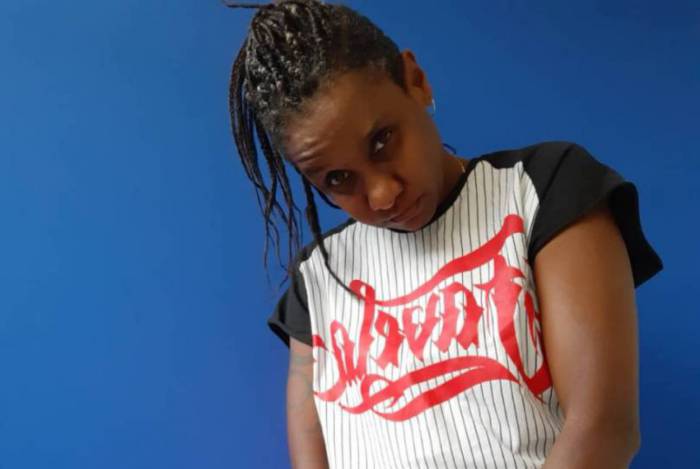 A personal Bia Black ensina musculação
