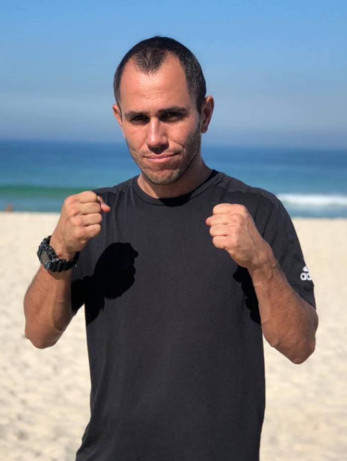 Paulo Junior transmite aulas de lutas