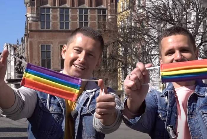 Casal gay distribui máscara de arco-íris para combater a homofobia durante a quarentena