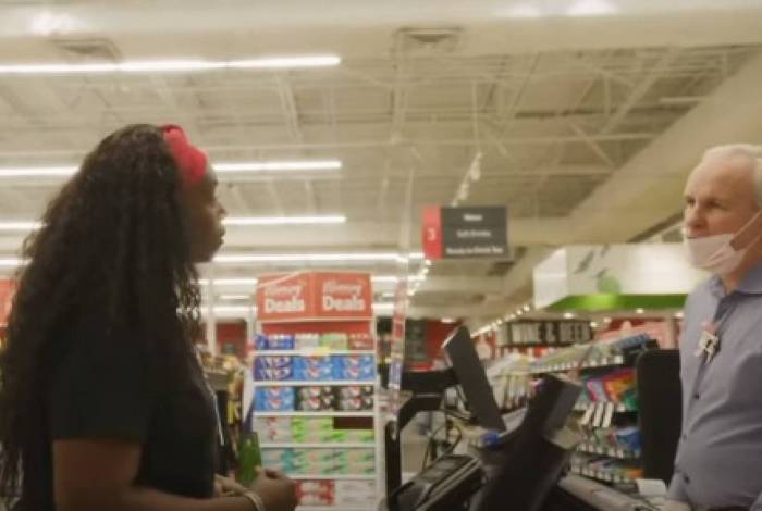 Rede de supermercado dá compras de graça para profissionais da saúde