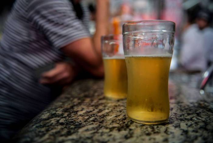 Aumento do consumo de bebidas alcoólicas preocupa durante a pandemia 