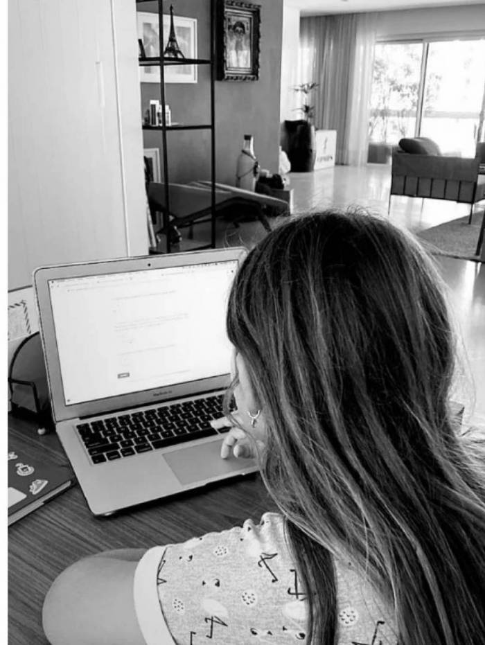 Grazi publica foto da filha estudando e internautas notam a presença de Caio Castro