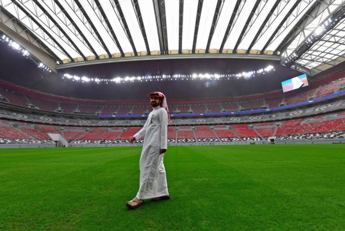 Catari passeia pelo gramado do estádio Al Baytm em Doha