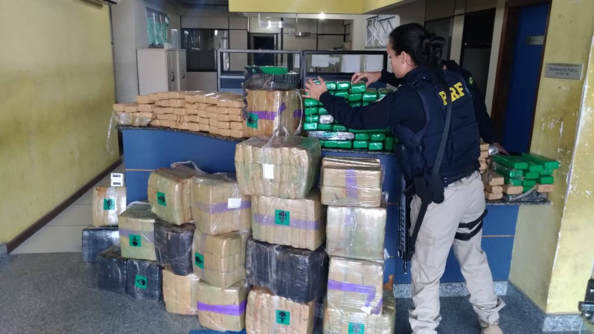 O material apreendido foi levado para a 166ª DP (Angra dos Reis)
