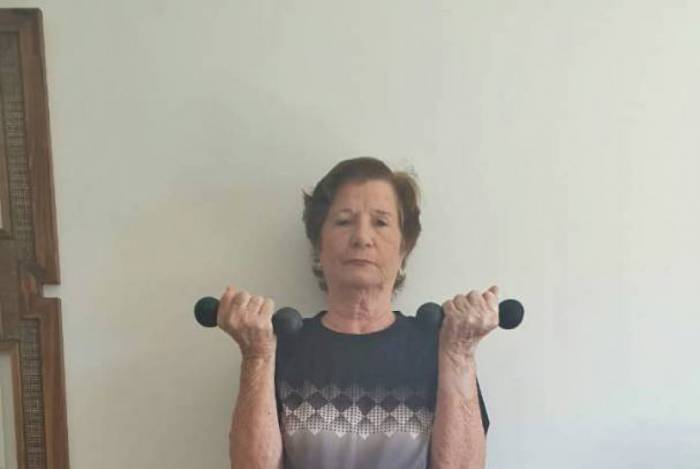  Teresa Cardoso praticando a série: Bíceps direto HBC (1), Alongamento (2), Agachamento livre (3), Alongamento (4), Flexão de quadril DD (5)
