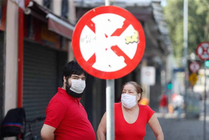 Pessoas se protegem do coronavírus com máscaras