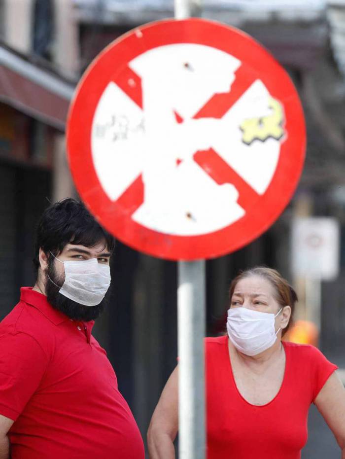 Pessoas se protegem do coronav&iacute;rus com m&aacute;scaras