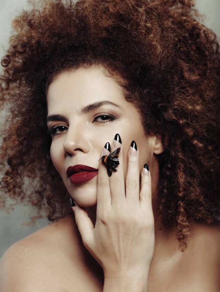 Vanessa da Mata realiza live em prol de comunidade do Rio