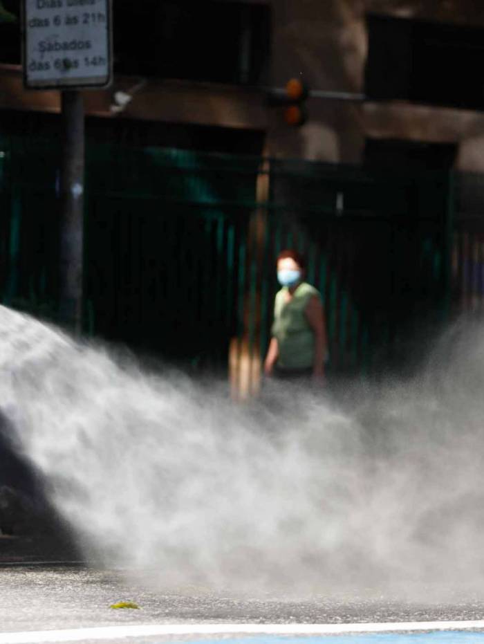 Rio, 23/04/2020  - COVID 19 - CORONAVIRUS - Exercito lava a Rua Barata Ribeiro no treco proximo a estacao do Metro Cardeal Arcoverde em Copacabana, coronavirusrio. Foto: Gilvan de Souza /Agencia O Dia