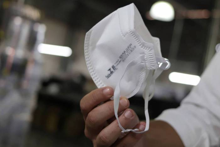 Um homem segura uma máscara de respirador PFF2 na fábrica da Delta Plus em Socorro, estado de São Paulo, Brasil, 3 de março de 2020