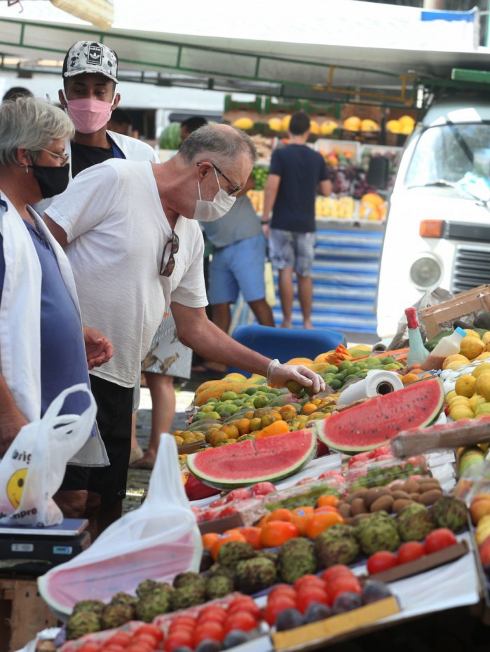 Feiras s&atilde;o os locais mais em conta para a compra de frutas, verduras e legumes. No Rio, d&aacute; para poupar at&eacute; 22% ao preferir as barracas do que estabelecimento mais caro, o supermercado