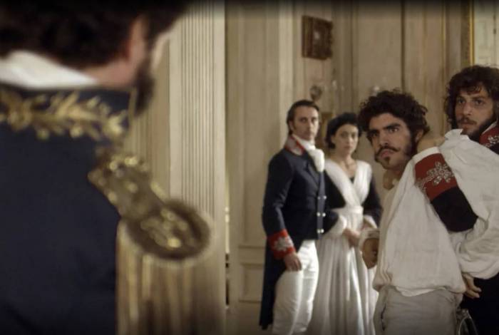 Joaquim (Chay Suede) segura Pedro (Caio Castro), que tenta bater em Avilez (Paulo Rocha) 