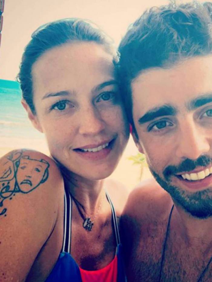 Luana Piovani é vista aos beijos com o ex Pedro Scooby em programa de TV