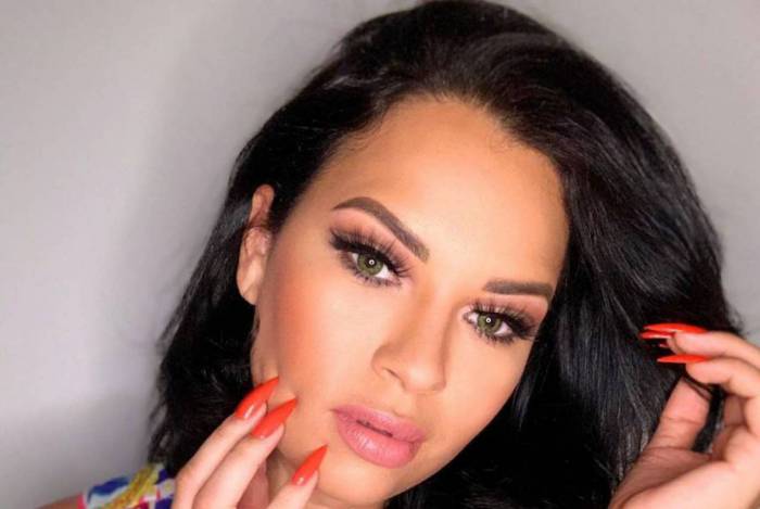 Ariadna expõe irmã mais nova