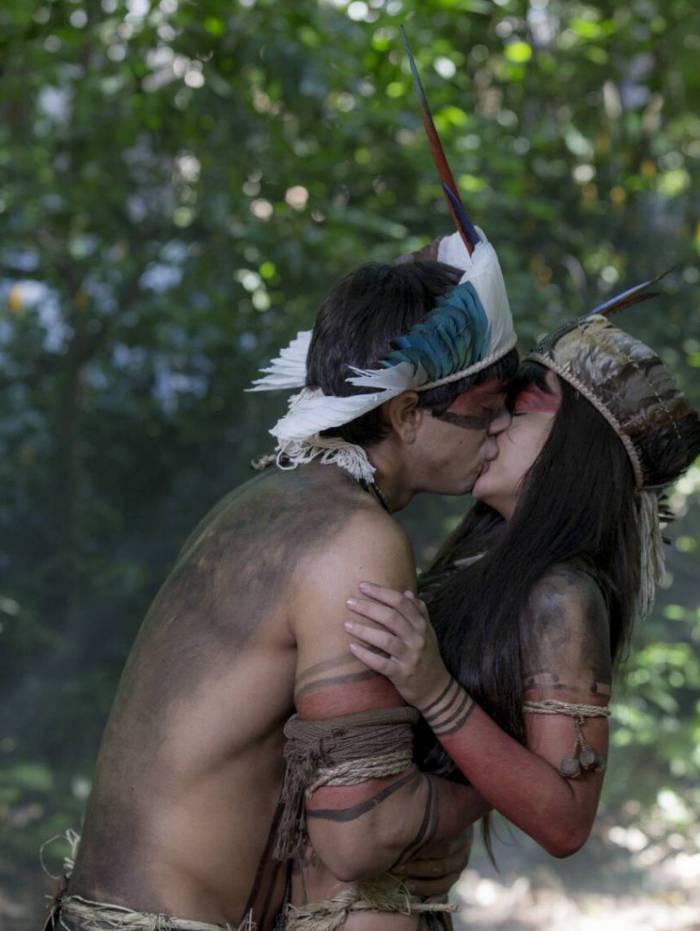 Piatã (Rodrigo Simas) beija Jacira (Giullia Buscacio) em 'Novo Mundo' 