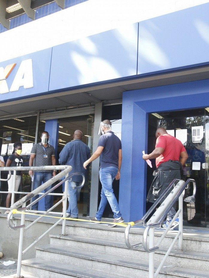 Aux&iacute;lio &eacute; pago para informais, aut&ocirc;nomos, desempregados, MEIs e benefici&aacute;rios do Bolsa Fam&iacute;lia