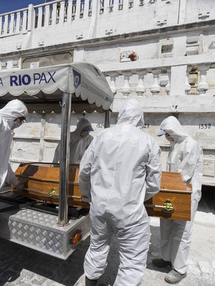 Entre 18 de março e ontem, o Brasil viu o total de mortos saltar de um para 40.919, em números oficiais