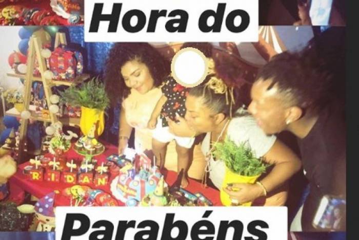 Filha de Arlindo Cruz faz festão, posta no Instagram e justifica: 'não há aglomeração'