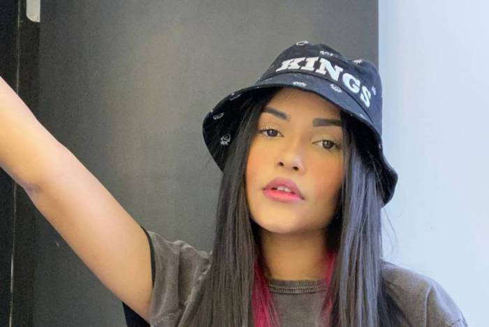 Flay volta &agrave; cidade natal e se emociona