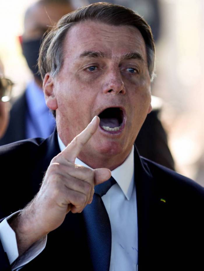 Bolsonaro tira a m&aacute;scara e manda jornalista calar a boca durante entrevista em SP