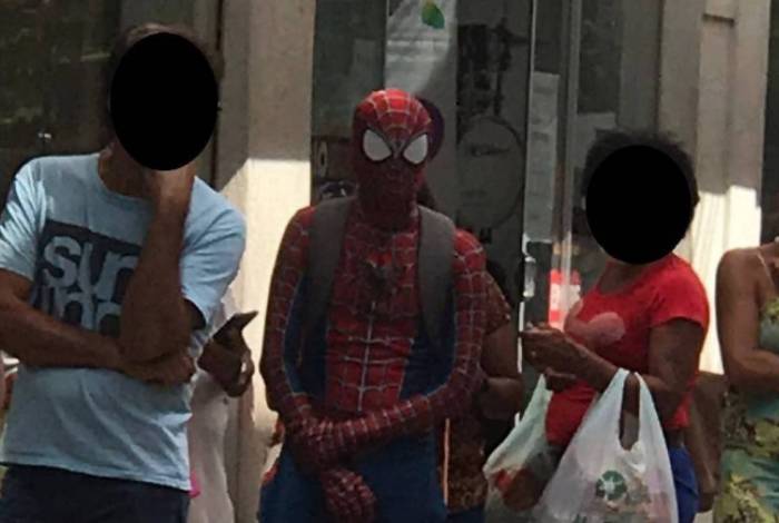 Homem-Aranha luta pelo seu direito de receber o auxílio emergencial