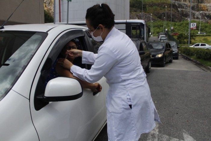 Em Nova Iguaçu tem sistema drive thru para vacinação do público