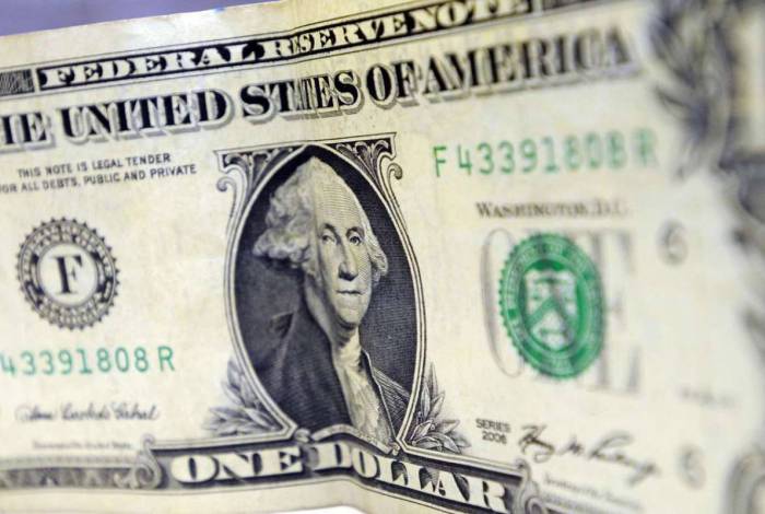 Dólar interrompe três semanas de queda e volta a superar R$ 5,00
