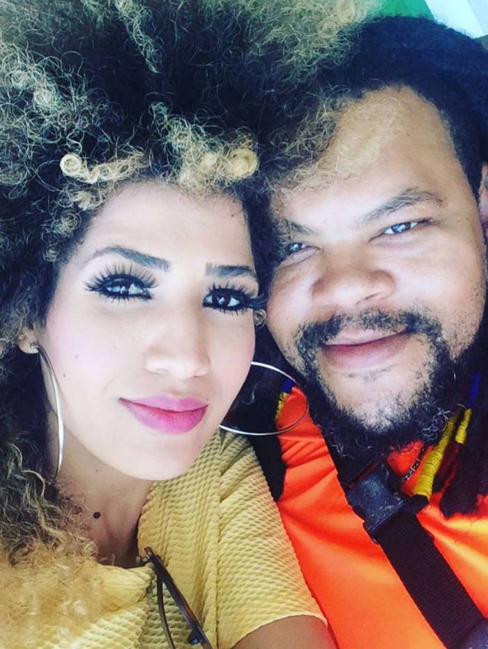 Babu Santana e a namorada, Tatiane Melo. &Agrave; direita, o ator posa com o crach&aacute; da Globo