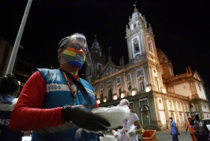 Prefeitura do Rio faz distribuição de quentinhas e máscaras no Centro do Rio