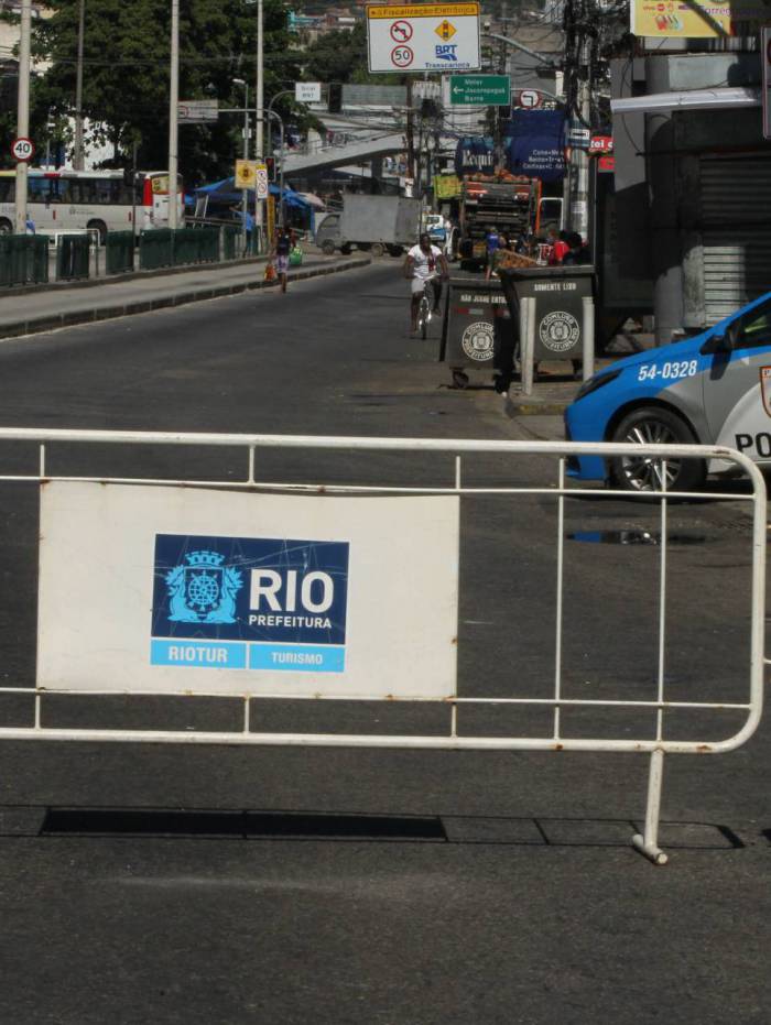 Barreiras com grades na Rua Edgard Romero, em Madureira