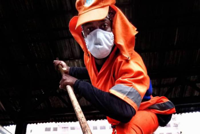 Carlos Henrique é um dos responsáveis pela varrição 