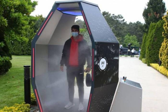 Jogadores do Besikitas passam por maquina de desinfecção antes de treino