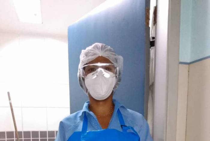Mariana Barbosa trabalha na limpeza dos leitos do Hospital Souza Aguiar 