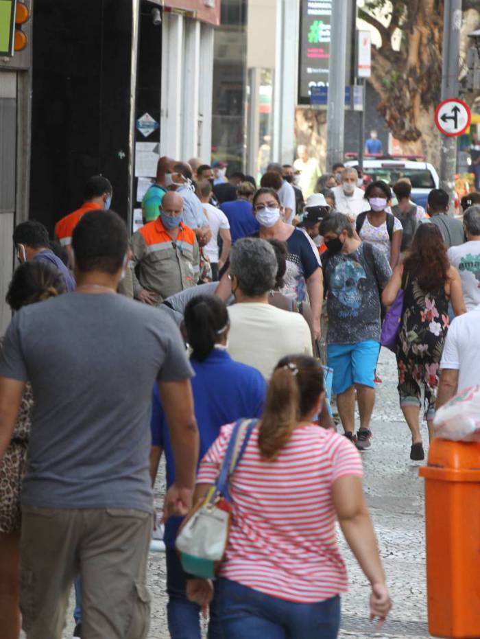Cal&ccedil;adas lotadas na Rua General Roca, na Tijuca