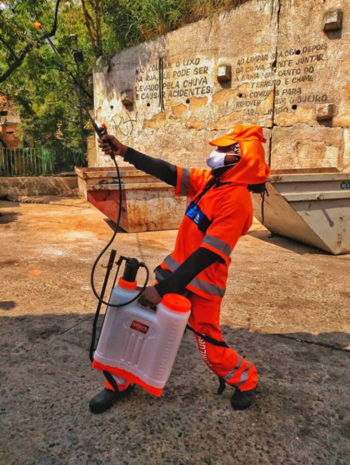Carlos Henrique higienizando as ruas do Rio 